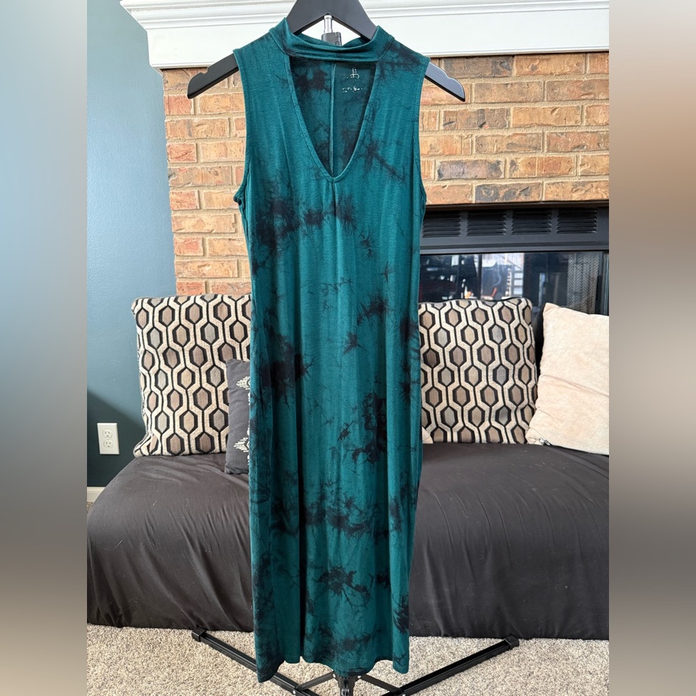 Edgy Green Tie Dye Bodycon Midi - Choker Neckline